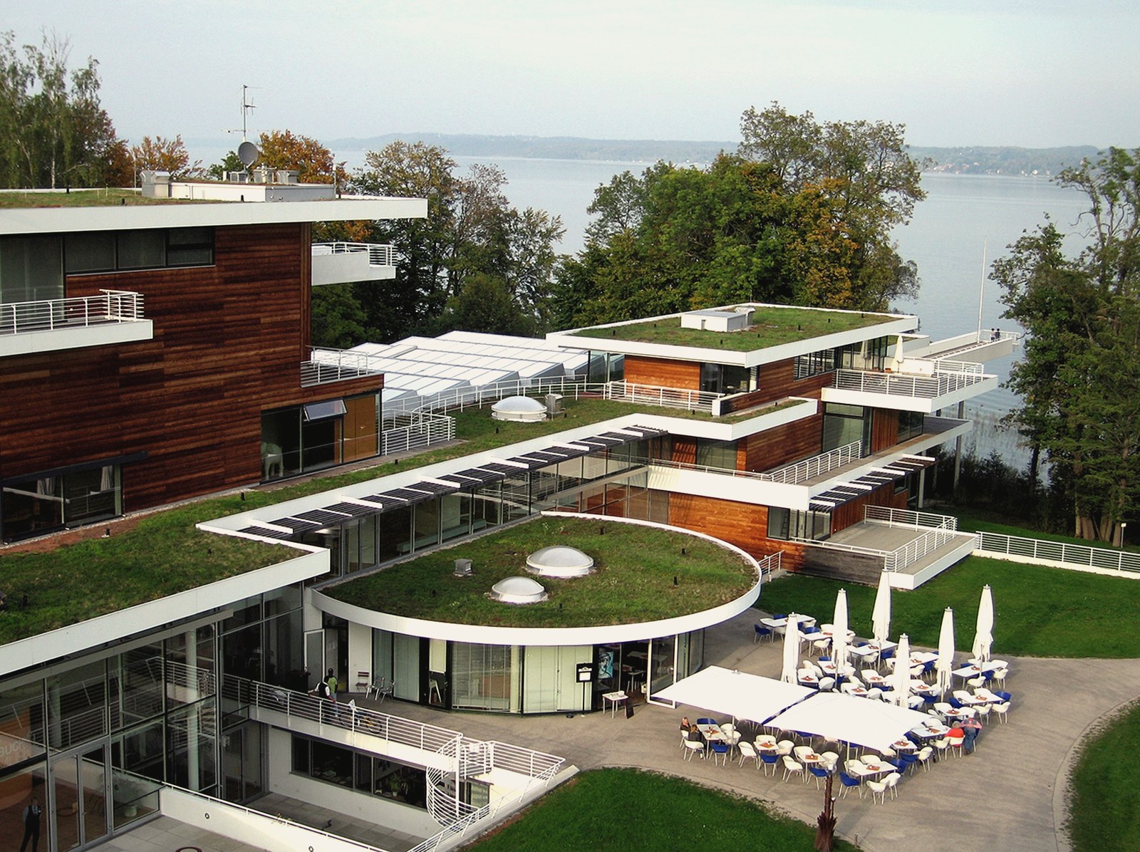 The architecture of the Buchheim Museum with planted terraces directly on Lake Starnberg