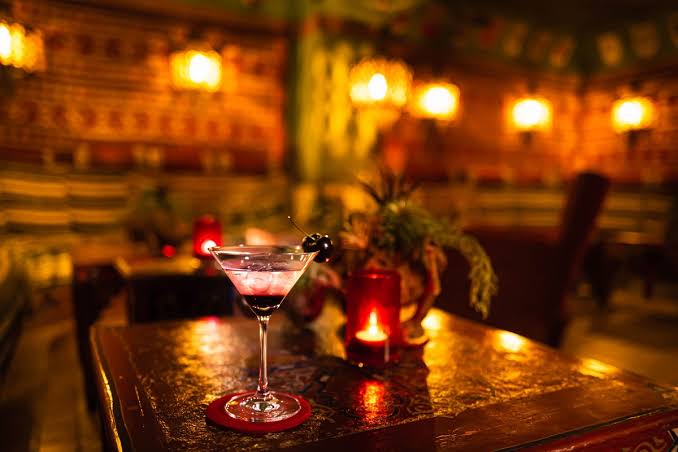 A beautifully made cocktail in an atmospheric Munich bar
